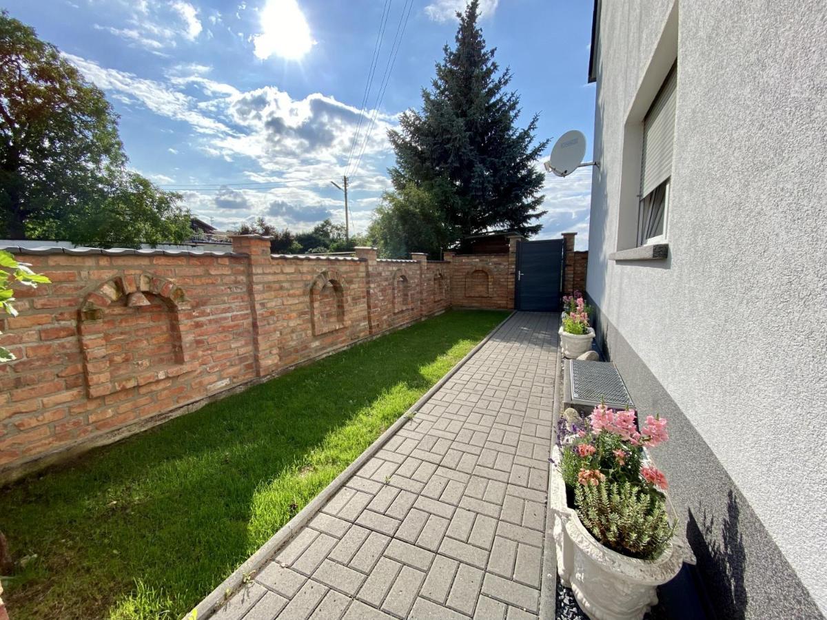 Villa Haus Im Gruenen à Bornheim  Extérieur photo